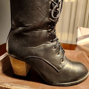 Womans Black boots.